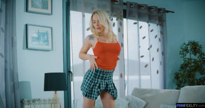 Blonde MILF with big boobies gives impressive blowjob after quick hook-up