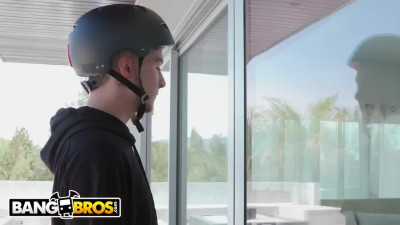 The legend Riley Reid squirts on a face of a delivery guy