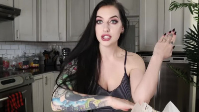 Buxom hon cooks pie naked - Amateur Solo