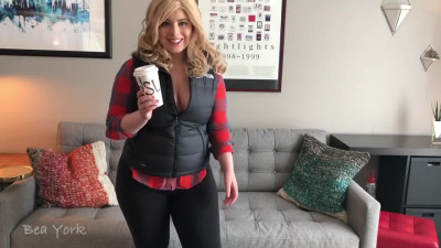 Thicc blonde is toying her butt and pleasing her cunt with a vibrator