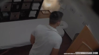 Massage session for curvy chick ends up with erotic fuck
