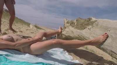Butt-plugged teen rubs stranger's dick with her lips and sucks outdoor