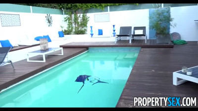 Real estate agent tries a creampie in her pussy in a new house