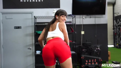 Fit Milf Sasha Pearl hooks up with personal trainer in the gym