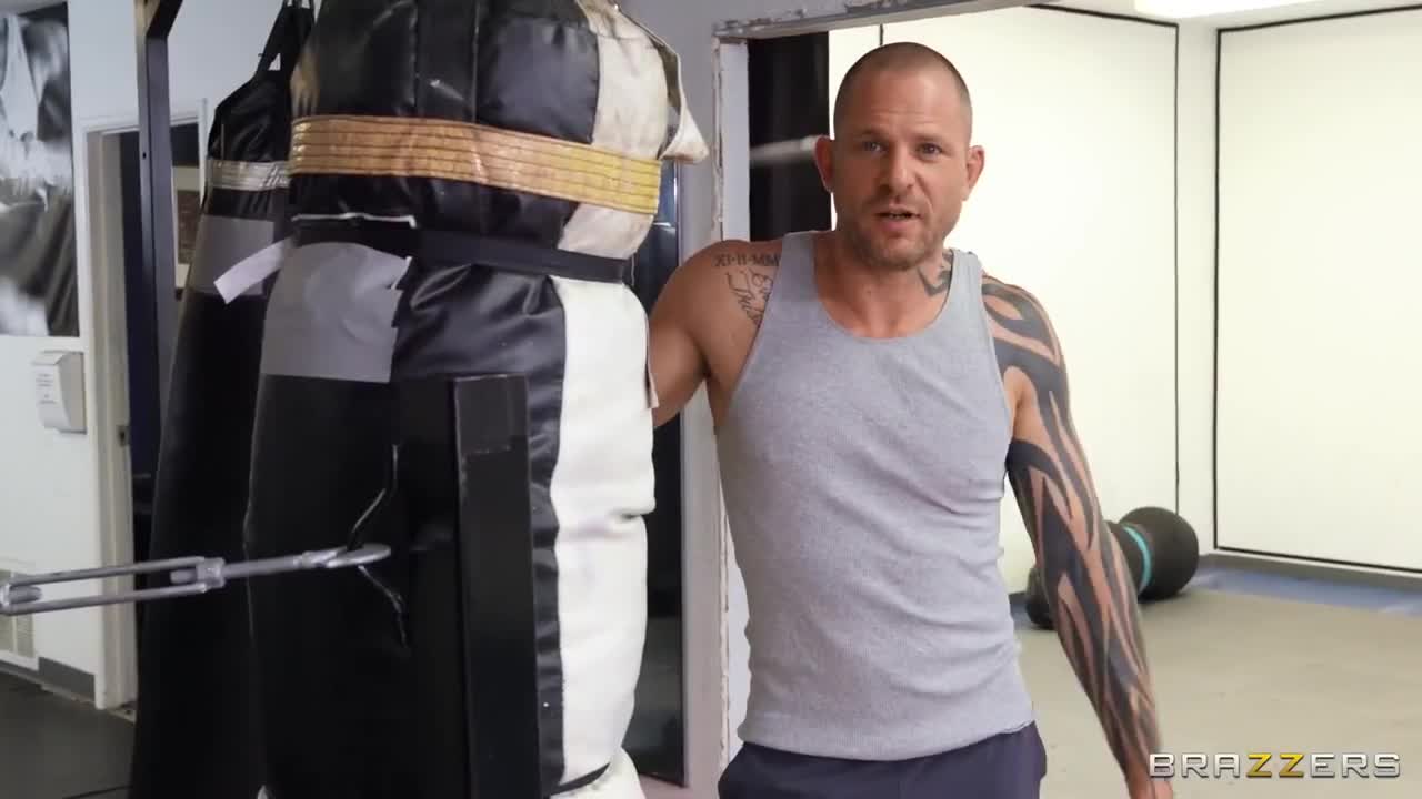 Watch Kissa Sins wets her t-shirt and seduces Scott Nails in the gym Full. Duration: 07:58 | ePornBabe.