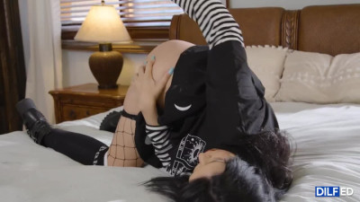 PAWG Leda Lotharia does not mind her both holes fucked by a DILF