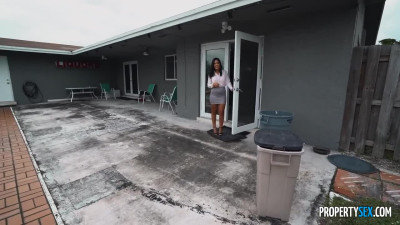 Real estate agent gets a facial cumshot in order to successfully complete the deal