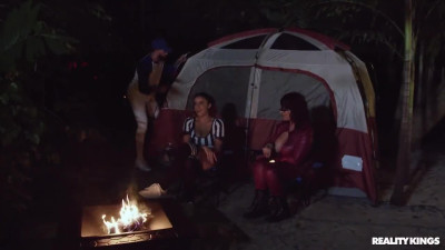 Three make hot love in a small tent and it leads to a massive facial