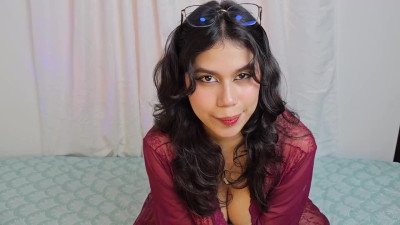 Curvy Colombian babe uses dildo to stretch her pussy in solo