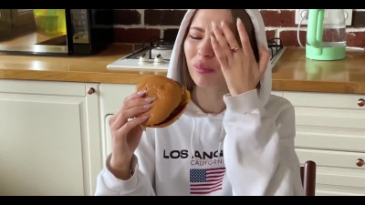 Hot babe sucks dick to get cum on her California burger.