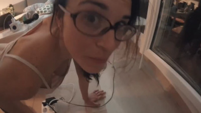 A 4 pattes petite chienne au salon se montre