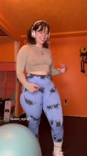 Athletic babe shakes her big ass and fucks her pussy in the gym.
