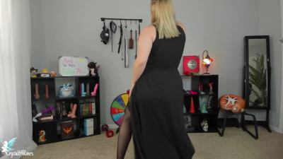 Luxurious bitch masturbates her cunt until massive squirt