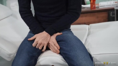 Sexy Big-booty Nurse With a Ponytail Needs To Check the Patient's Huge Cock In Action