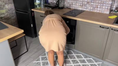 Tender babe gives sex for breakfast.