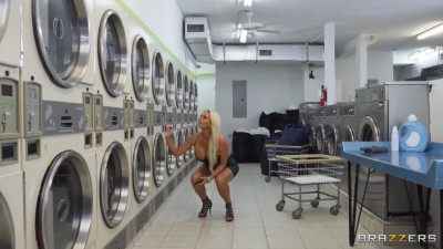 Fuck-urging Busty Blonde MILF Tempts a Stranger To a Gonzo Anal In the Public Laundry