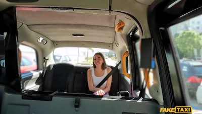 Skinny teen Mary is ready to serve taxi driver for a trip back home