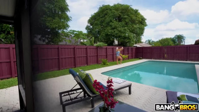 Callie Brooks gets her hole licked in the pool before steaming sex