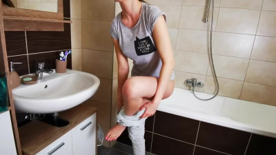 Lither sexy teen Nidalee plays a bit in a bathroom