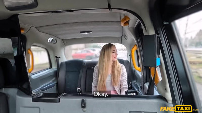 Teen forgot her wallet and used her pussy instead of cash to pay for a taxi