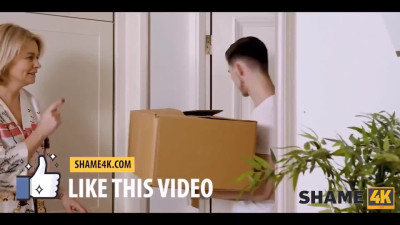Mature russian blonde hoped the delivery man would satisfy her pussy properly