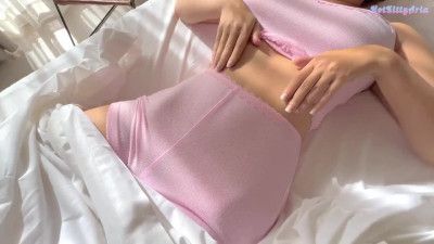 Big-boobed babe feels extra horny in the very morning