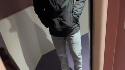 Delivery guy gets a nice blowjob from a nerdy girl