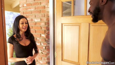 Steaming MILF Jamie Michelle handles with black pipe and swallows cum