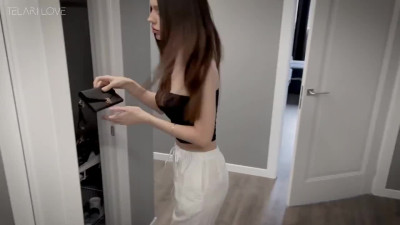 Dazzling Russian chick fucked by dicky courier