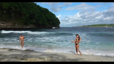 Brunette sucked a stranger's cock on a public beach to take a couple of photos and make her boyfriend jealous