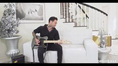 Guy with guitar fucks busty chick in the ass