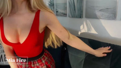 College student gives her roommate the best head