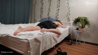 Boyfriend wakes up his girl by fingering her pussy