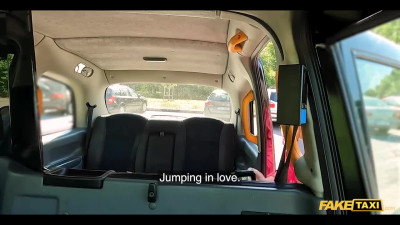 Teen jogger gave a blowjob to the taxi driver and got banged by him