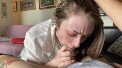 Beautiful teen does a nice blowjob to her boyfriend