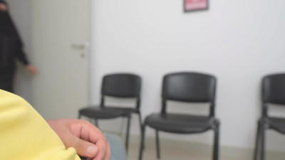Indian in hijab gives stranger blowjob in the hospital queue