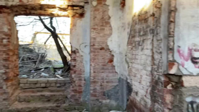 Friend's GF sucks my cock in an abandoned building and takes dick in pussy