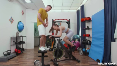 Flexible teen Stacy Cruz offers to bang her in the gym after workout