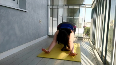 Chubby teen seduced her stepdad during morning workout with bubble butt in ripped leggings.