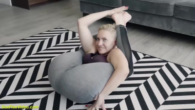 Flexible MILF wants double penetration