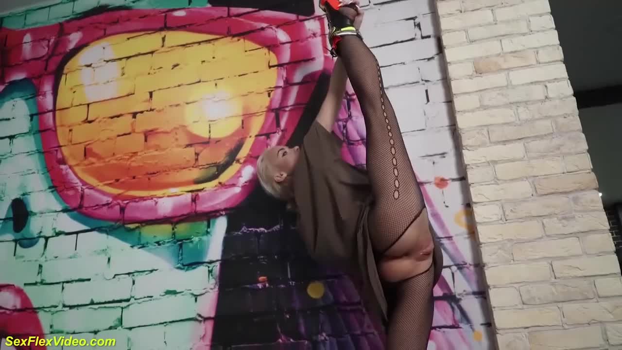 Watch This is the most flexible MILF I've seen Full. Duration: 07:38 | ePornBabe.
