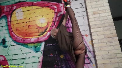 This is the most flexible MILF I've seen