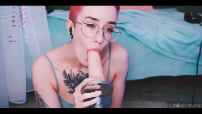 Tattooed nerd with glasses sucks fucking machine's sildo