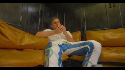 Big cock bangs buxom gold-digger in the hotel