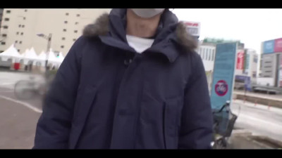 Japanese got so cold outside that she quickly agreed to drink tea at house with an unknown guy