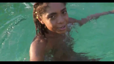 Teen ebony masturbates underwater