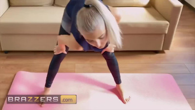 Eva Elfie excited her boyfriend by doing yoga