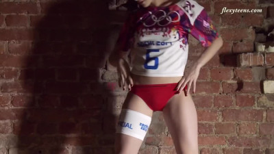 Naked Gymnastics: Slim Brunette With Perfect Stretching Demonstrates her Grace
