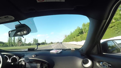 Il fait sucer un énorme gode à sa femme en voiture