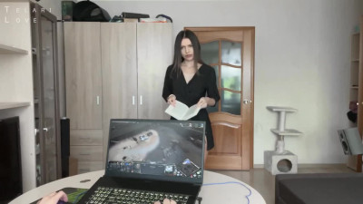 A juicy lady sucked a guy so that he stopped playing computer